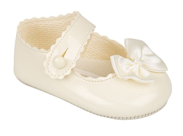 BP604 Ivory patent shoe with bow