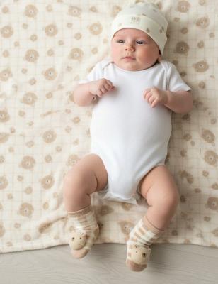 PSN14692 Wrap, Hat and Rattle Socks Gift Set (0-4 months)