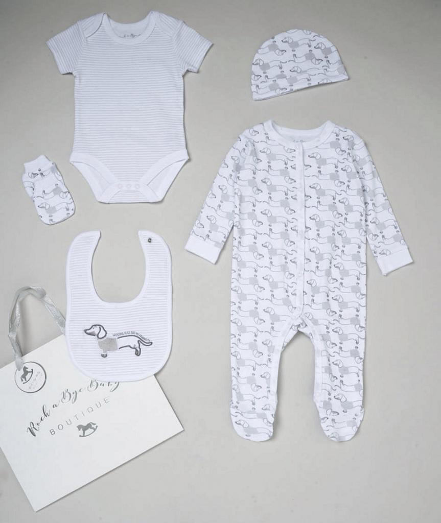 Rock a bye boutique  5056623232538 RBC05690 Dog 5 piece layette & complimentary bag(NB - 6m)