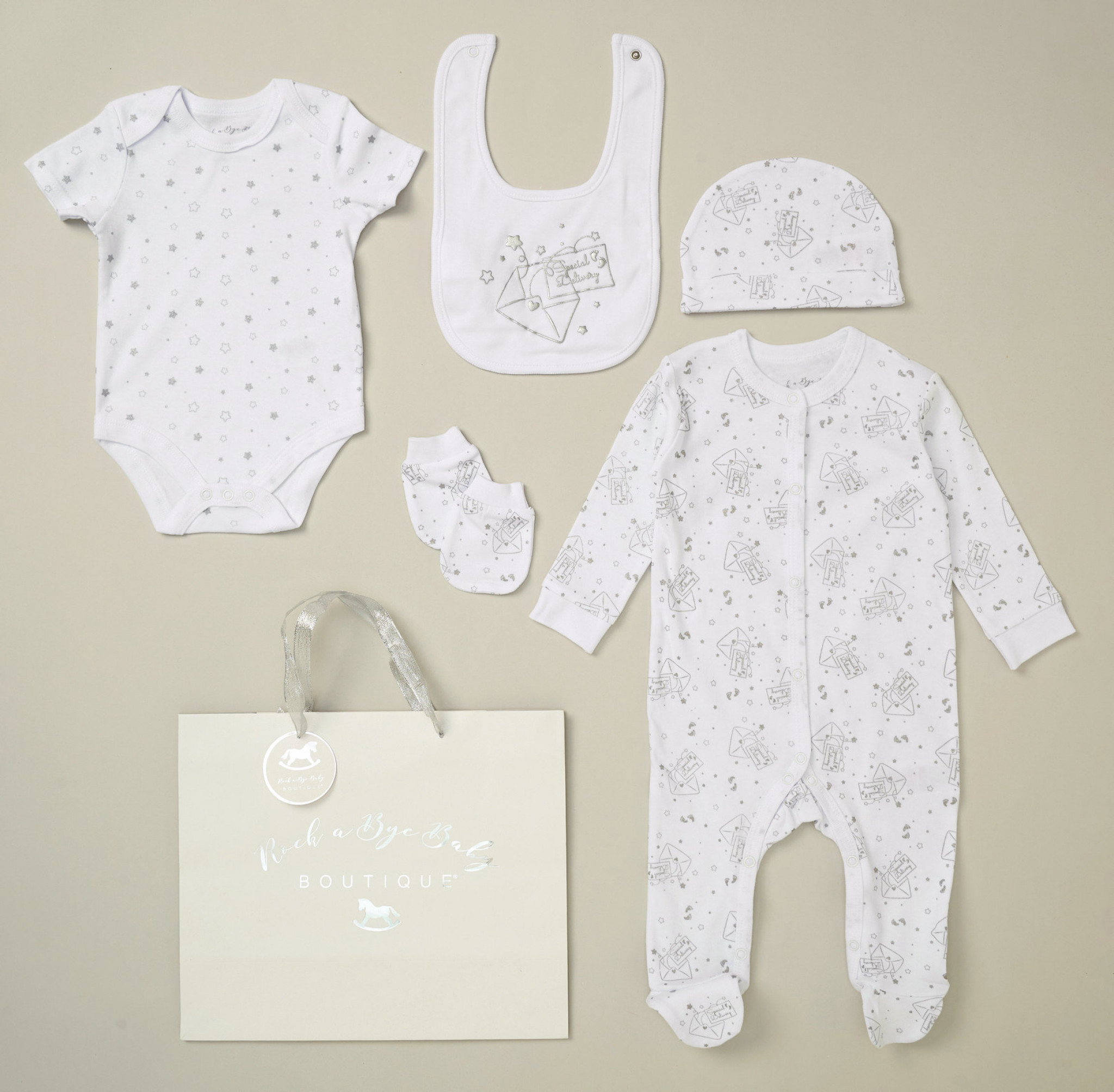 Rock a bye boutique E08839 NB=5056756517618, 0-3m = 5056756517625, 3-6m = 5056756517632 RBE08839 Special Delivery 5 Piece Layette & Bag(NB - 6m)