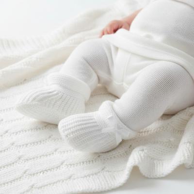 STS441-W  White Bow Knit Booties  (newborn +)
